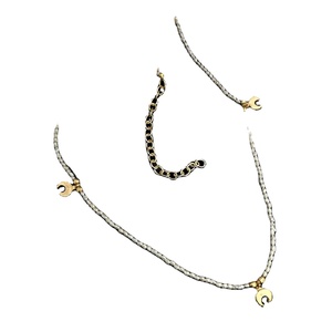 Collar pequeño de diseño de media luna chapado en oro Cadena de cuentas de perlas únicas con material de latón Mejor PREMIO DE LA India - Product Image 1