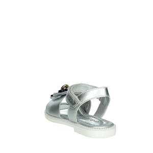 Sandalias Plateadas Gaelle Junior para Niñas con Decoración de Perlas y Correa Ajustable - Product Image 2