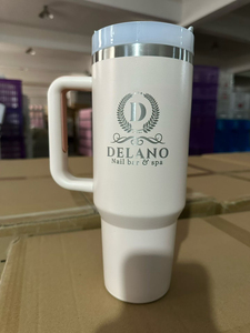 Venta al por mayor: Termo de 40 oz con asa y pajita, diseño de dibujos animados, <span class=keywords><strong>copa</strong></span> de viaje para exteriores, réplica 1:1 de la famosa marca. - Product Image 3