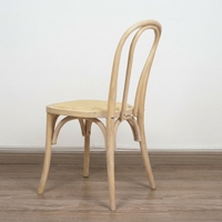 Chaise en bois massif courbé avec assise en rotin, design rustique pour mariages et événements