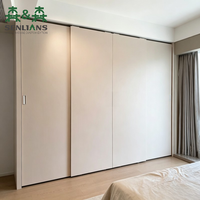 Armoire de chambre à coucher moderne et minimaliste en bois sur mesure avec portes battantes sans poignées pour chambre principale