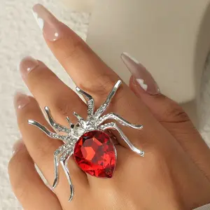 Большое красочное кольцо с бриллиантом