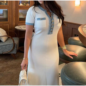 Elegante Abito Lungo in Maglia con Scollo a V e Inserti in Denim, Vestito da Ufficio con Tasche, Abito Aderente alla Moda con Maniche Corte e Bottoni - Product Image 6