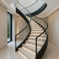 Escalier en arc sur mesure, design luxueux pour villa, intérieur avec marches en marbre ou en bois