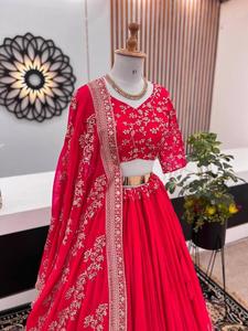 Ensemble Lehenga Choli traditionnel indien spécial Navaratri, en Faux Georgette lourd avec broderie et travail de sequins. - Product Image 2