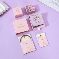 Boîte cadeau rose A1 pour bijoux avec insert de présentation, plateau à boucles d'oreilles, étui à bagues et surface de marque imprimée or pour la vente au détail