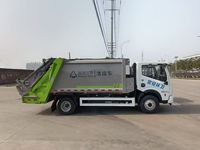 Camion de transport de déchets Dongfeng 4x2 avec boîte de vitesses manuelle, compacteur hydraulique de 7 mètres cubes, chargeur arrière pour les déchets urbains