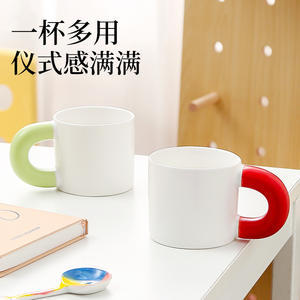 Mug en céramique mignon à motif de dessin animé avec poignée colorée et bombée, 301-400 ml, design sérigraphié pour usage général - Product Image 4