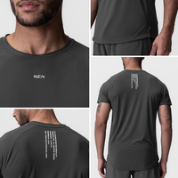 T-shirt de course perforé au laser à séchage rapide en mesh avec fentes latérales et logo réfléchissant, fabriqué sur mesure par OEM HUCAI