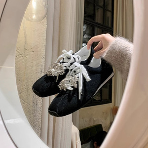 Nuevas Zapatillas Casuales de Ante y Cuero Estilo Forrest Gump para Otoño-Invierno, Retro con Punta Cuadrada y Lazo de Perlas para Mujer - Product Image 4