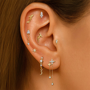 Pendiente de Oreja Individual de Oro 18K y Plata de Ley S925, Diseño de Rombo Pulido con Tiburón y Pez Dorado, Parte Trasera Plana - Product Image 1