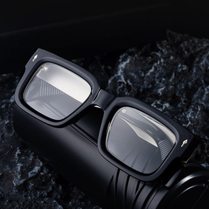 Gafas de Sol Cuadradas para Hombre ZS-98356B, Montura Negra de PC, Protección UV400, Detalles Metálicos, Estilo Retro - Product Image 5