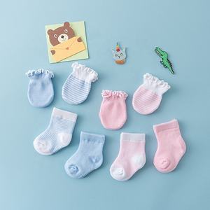 Vente en Gros : Ensemble Moufles, Gants et Chaussettes en Coton Biologique pour Nouveau-né Bébé Garçon ou Fille (0-6 Mois) - Product Image 2