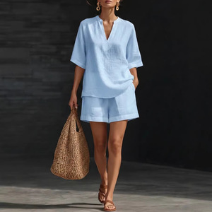 Conjunto de dos piezas para mujer con cuello en V, top de manga corta holgado y pantalones cortos, atuendo casual de verano de poliéster/algodón con diseño calado - Product Image 1