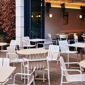 ชุดโต๊ะรับประทานอาหารและเก้าอี้ PU แบบวางซ้อนได้สำหรับลานระเบียงลานบ้านร้านน้ำชาดื่มนมสไตล์นักออกแบบกลางแจ้ง - Product Image 4