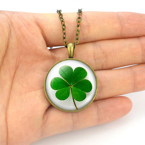 Colgante de trébol luminoso Regalo del día de San Patricio Joyería Collar de trébol de cuatro hojas de metal - Product Image 2