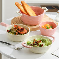 Bol de service en céramique rose pastel avec bord ondulé et poignées latérales en forme de boucle pour salade, pâtes, fruits, cuisine, salle à manger et fêtes