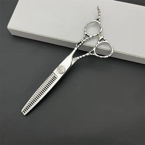 กรรไกรซอยผมสแตนเลส 440C ขนาด 6 นิ้ว สำหรับตัดผมเสริมสวย สำหรับคนถนัดขวา ใบมีดมาตรฐาน - Product Image 3