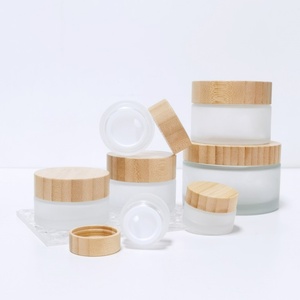 Vente en gros de pots en verre givré, contenants pour crème pour le visage avec couvercles à vis en bambou - Product Image 1