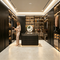 Armoire Walk-in en chêne blanc anti-traces de doigts ENF avec porte vitrée, îlot à bijoux et coiffeuse