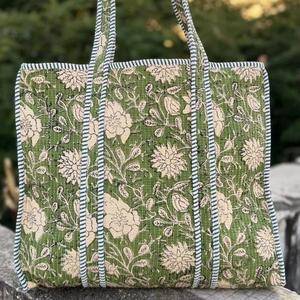 Bolso de Mano Acolchado de Algodón con Estampado de Bloques, Hecho a Mano, Acabado Premium, para Uso Diario, Viajes, Bolso de Hombro - Product Image 1