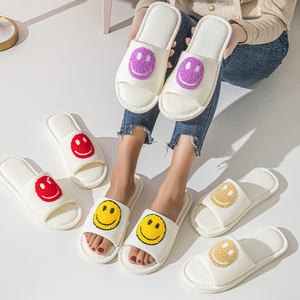 Pantoufles pour femmes Pantoufles décontractées avec logo personnalisé Pantoufles en <span class=keywords><strong>fourrure</strong></span> pelucheuse à bout ouvert Pantoufles d'hôtel pour femmes - Product Image 2