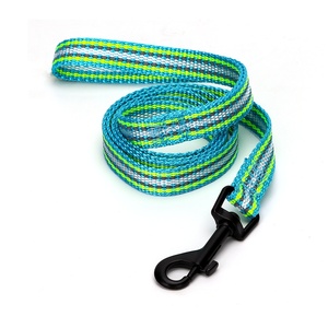 Guinzaglio riflettente in poliammide per cani, resistente e ad alta visibilità, ideale per passeggiate sicure e allenamento notturno. - Product Image 2
