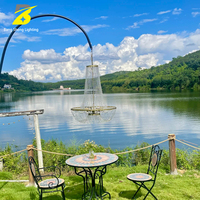 Ensemble de lustres en cristal à pampilles dorées avec support incurvé pour hôtel, taille moyenne, extérieur, bord de lac, mariage, événement de luxe, éclairage décoratif