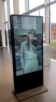 Afficheur publicitaire LCD tactile sur pied pour intérieur, affichage numérique intelligent vertical 2K/4K, kiosque avec CMS basé sur le cloud pour la vente au détail