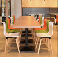 Tables et chaises rondes de restaurant, design de table en bois forgé tendance, mobilier de café