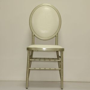 Chaises Chiavari en métal doré empilables, durables et écologiques, pour mariages et salles de banquet modernes, avec coussins blancs – Vente en gros - Product Image 2