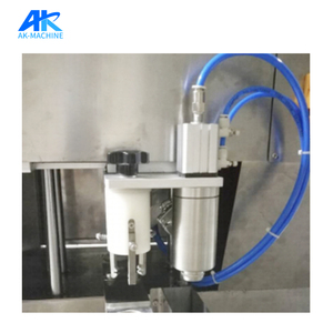 Machine automatique <span class=keywords><strong>de</strong></span> remplissage et <span class=keywords><strong>de</strong></span> capsulage <span class=keywords><strong>de</strong></span> sac d'huile <span class=keywords><strong>de</strong></span> cuisson <span class=keywords><strong>de</strong></span> tournesol 20l <span class=keywords><strong>de</strong></span> fournisseur d'usine pour l'huile <span class=keywords><strong>comestible</strong></span> - Product Image 4