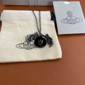 Collar con Colgante de Acero Inoxidable con Diseño de Planeta Saturno 3D, Estilo Punk Clásico Vivienne Black Bat, Joyería de Lujo Unisex - Product Image 3