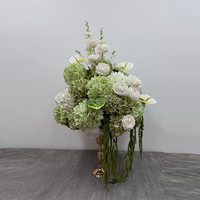Bouquet de fleurs tendance printemps vert et blanc : lys, hortensias, calla – Décoration de centre de table de mariage