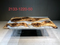 Table de conférence de luxe en résine époxy transparente sur mesure avec plateau en bois de noyer massif et bord naturel, idéale pour bureau et restaurant