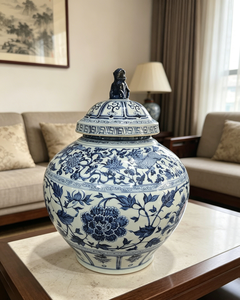 Pot en porcelaine bleu et blanc de style dynastie <span class=keywords><strong>Yuan</strong></span>, urne en céramique peinte à la main avec motif de phénix et de pivoine - Product Image 4
