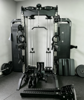 Station de musculation tout-en-un avec système de tirage croisé multifonction, barre de traction et rangement pour plaques de poids pour des entraînements complets du corps