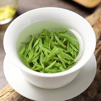 Thé vert Longjing fraîchement cueilli, thé vert Longjing du Dragon Well chinois