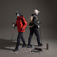 Mannequin de randonnée athlétique en FRP avec base métallique, mannequin de corps entier pour vêtements de trekking, idéal pour la présentation en vitrine de vêtements d'extérieur