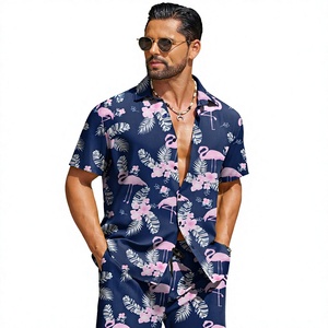 Camisa de manga corta con botones y solapa para hombre, azul marino, rosa, con estampado de hojas tropicales y flamencos, conjunto de 2 piezas con pantalones cortos a juego, estilo hawaiano informal - Product Image 1
