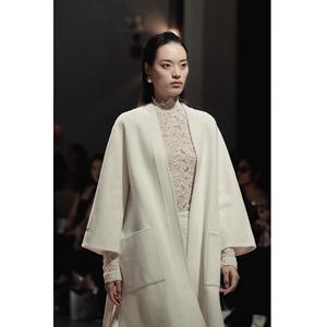 Abrigo tipo kimono AMELIE con cinturón para mujer, de cachemira premium, cálido, con cuello en V, grueso y ancho, venta al por mayor - Product Image 6