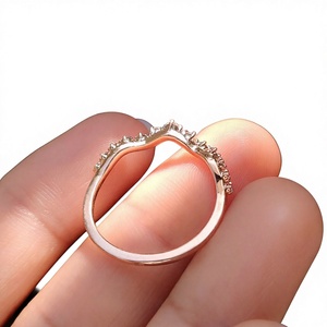 Anillo de Boda Ondulado de Oro Rosa con Diamante Cultivado en Laboratorio, Anillo Apilable Delicado para Aniversario, Corona Chevron, Banda Nupcial Minimalista de Promesa - Product Image 2
