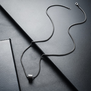Collier en Titane Anti-ternissement avec Pendentif Cylindrique Géométrique Minimaliste et Chaîne Maille Forçat pour Hommes et Femmes – Vente en Gros - Product Image 6
