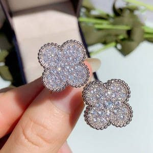 Orecchini a lobo con trifoglio pavé completo da donna, semplici ed eleganti, con zirconi, per uso quotidiano, stile che valorizza il viso - Product Image 1