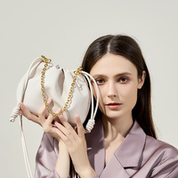 Sacs de créateurs pour femmes, pochette en cuir véritable, sac à bandoulière pour femmes, fabrication OEM/ODM, sac surprise à cordon de serrage au design nuage