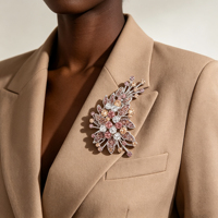 Broche WAKYE en alliage de zinc plaqué, forme irrégulière, avec cristaux et strass – Accessoire élégant pour costume formel femme/unisexe