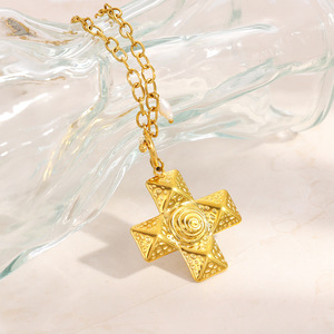 Collar con colgante de cruz chapado en oro de 18k, cruz texturizada con dije de perla de agua dulce, gargantilla de moda, regalo para mujer - Product Image 2