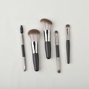 5. فرشاة مكياج سوداء احترافية بتصميم شعار خاص ، فرشاة مكياج مخصصة مزدوجة صغيرة للسفر - Product Image 5