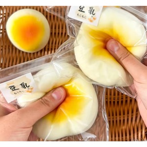 Divertido Juguete de Plástico Líquido con Forma de Leche de Soya: Juguete Antiestrés de Alta Estética - Product Image 3