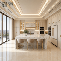 Meubles de cuisine modernes couleur crème ivoire en U avec îlot double cascade en marbre Statuario pour penthouse